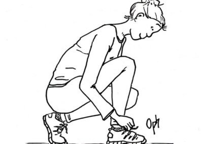 Une jeune sportive accroupie noue les lacets de ses baskets pour aller courir